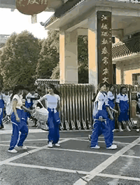 这是什么学校，校服很漂亮，几个女生舞跳得很美，文体活动一定开展得丰富多彩，具有特