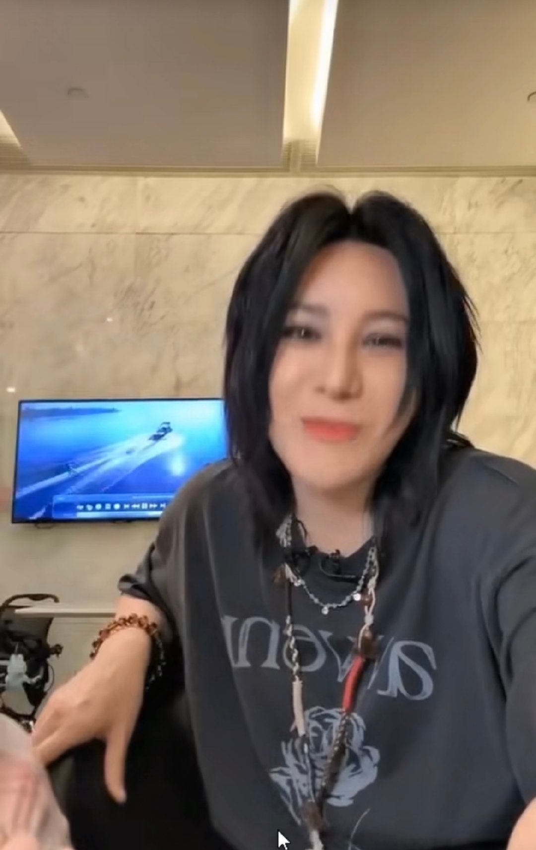 尚雯婕[超话]尚雯婕给joyce带中国美瞳《巴黎合伙人》出发直播里，尚雯婕带着五