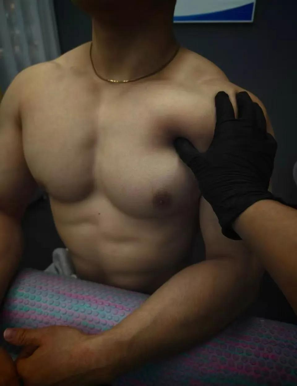 男人这样子会有什么人喜欢吗，这身材是不是很差，看上去有些胖了是吗？魅力男人身材 