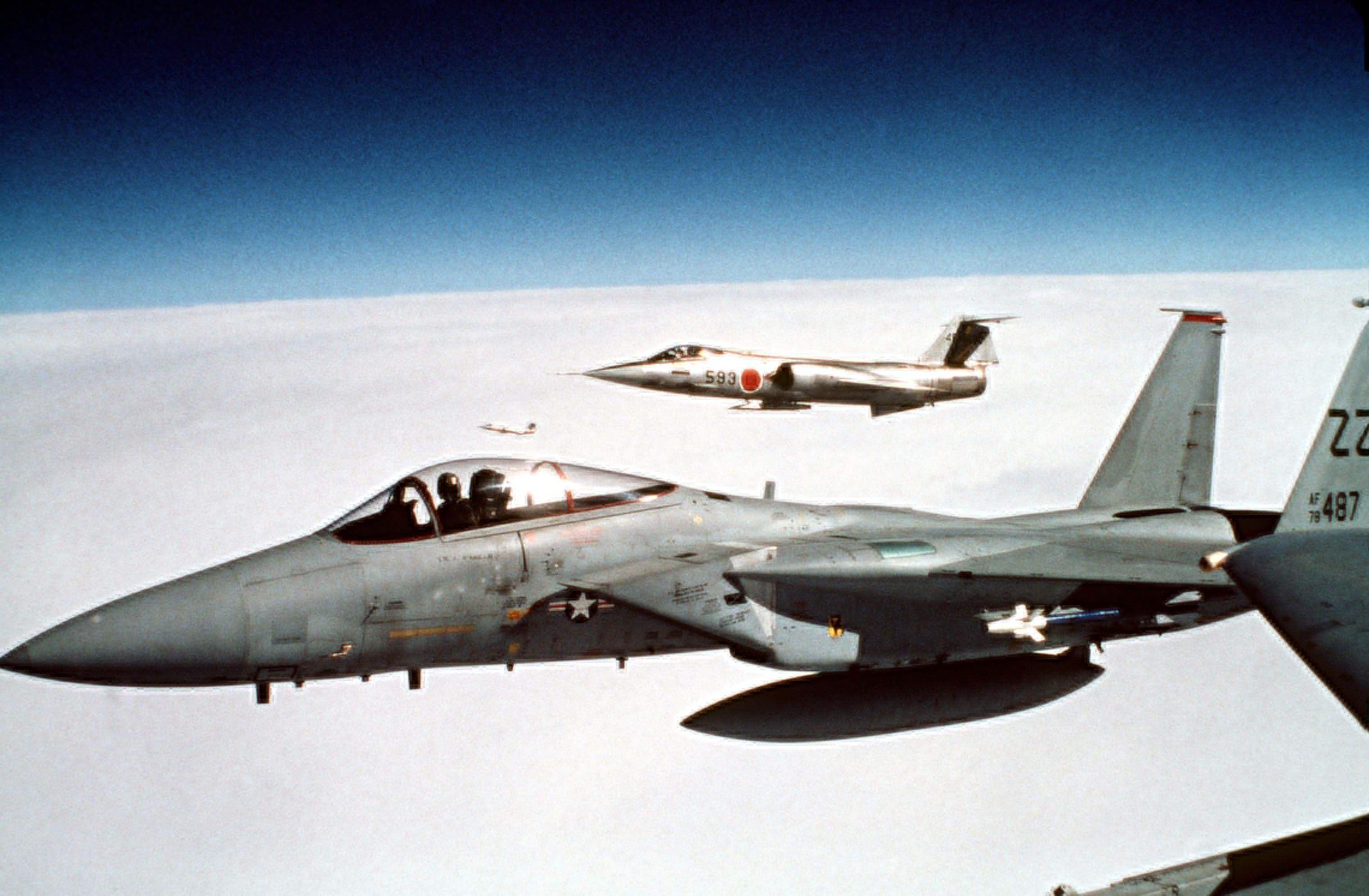 老学校时代，F-15与F-104同框 ​​​