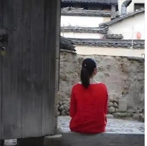 村里一名老太太被大医院判了死刑，叫拉回家准备后事，可一时半会收不了气，儿女不忍，