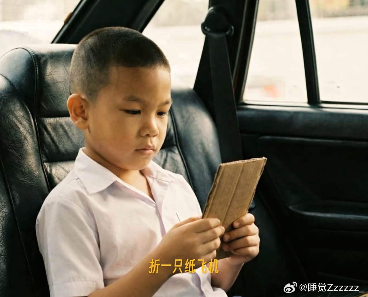 AI短片纸手机火了《纸手机》靠一句台词打动千万人，温暖又有力量，不想让这份感动只