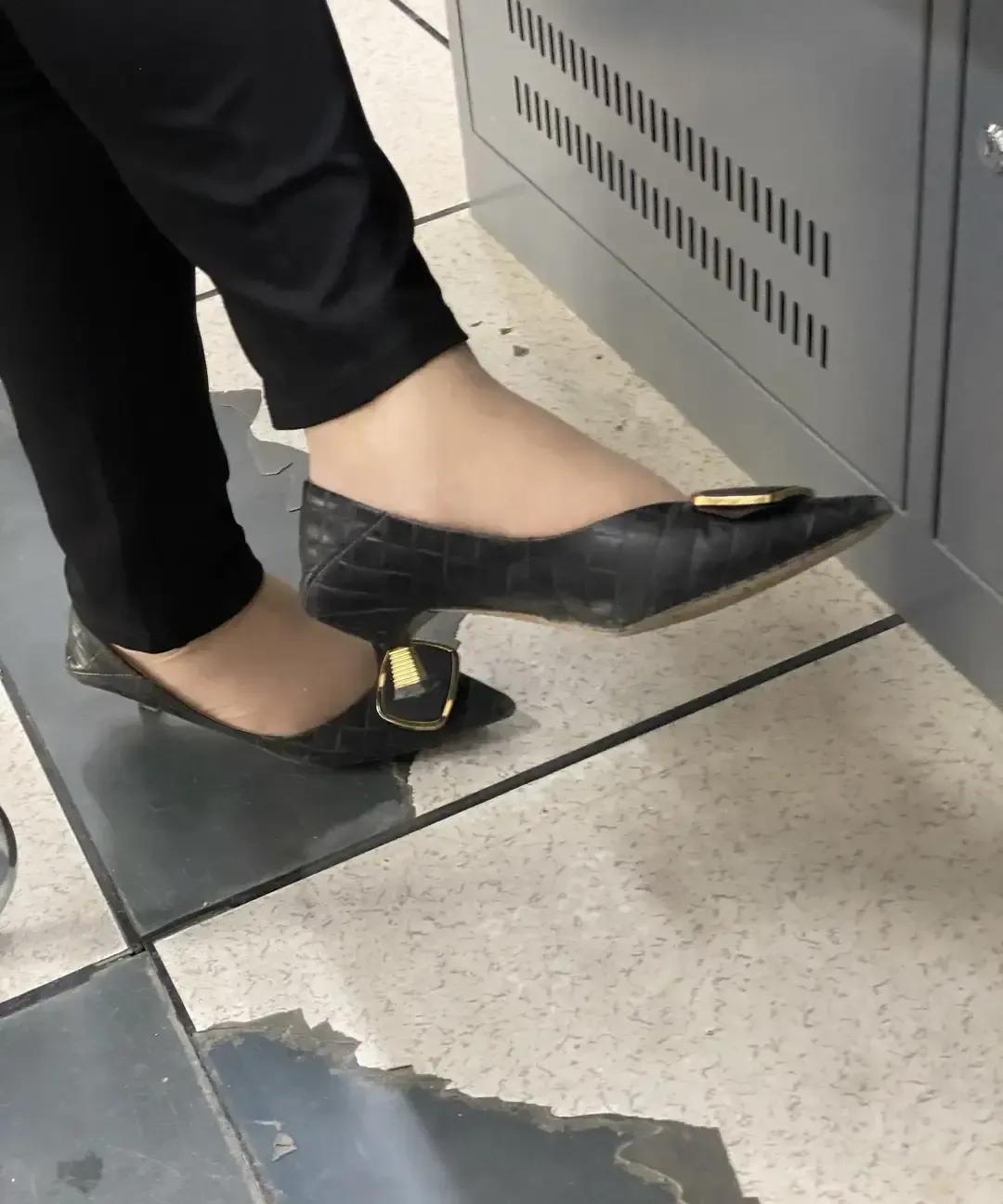 同事姐姐把黑色高跟鞋拍成15秒电梯大片，点赞飙到十万。
我刷到三次，算法比我还懂