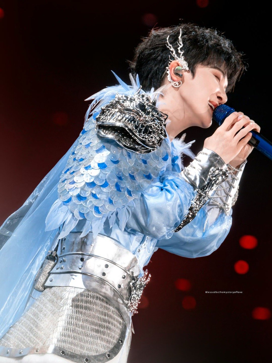 周深上午发歌晚上上桌周深新歌十二小时就上桌 上午发歌，晚上就站上舞台唱现场，周深