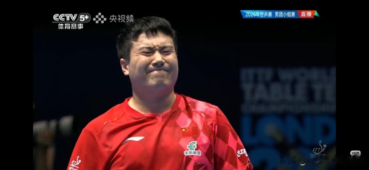 看着梁靖崑失利后的无奈表情
在看台上的龙队无奈地抓紧了自己的头发，真心急啊！也真