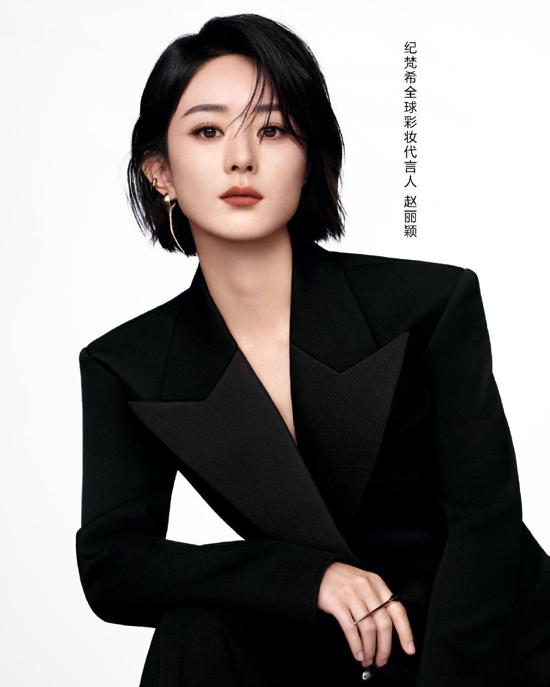 娱乐[超话]赵丽颖短发黑西装赵丽颖黑西装公式照 赵丽颖黑西装公式照，喜欢！ ​​