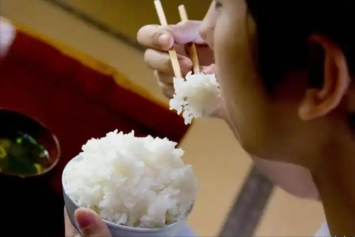 东大伊朗两头堵！日本物价暴涨吃不起香蕉炸鸡,日子越过越麻了！

日本近期面临严重