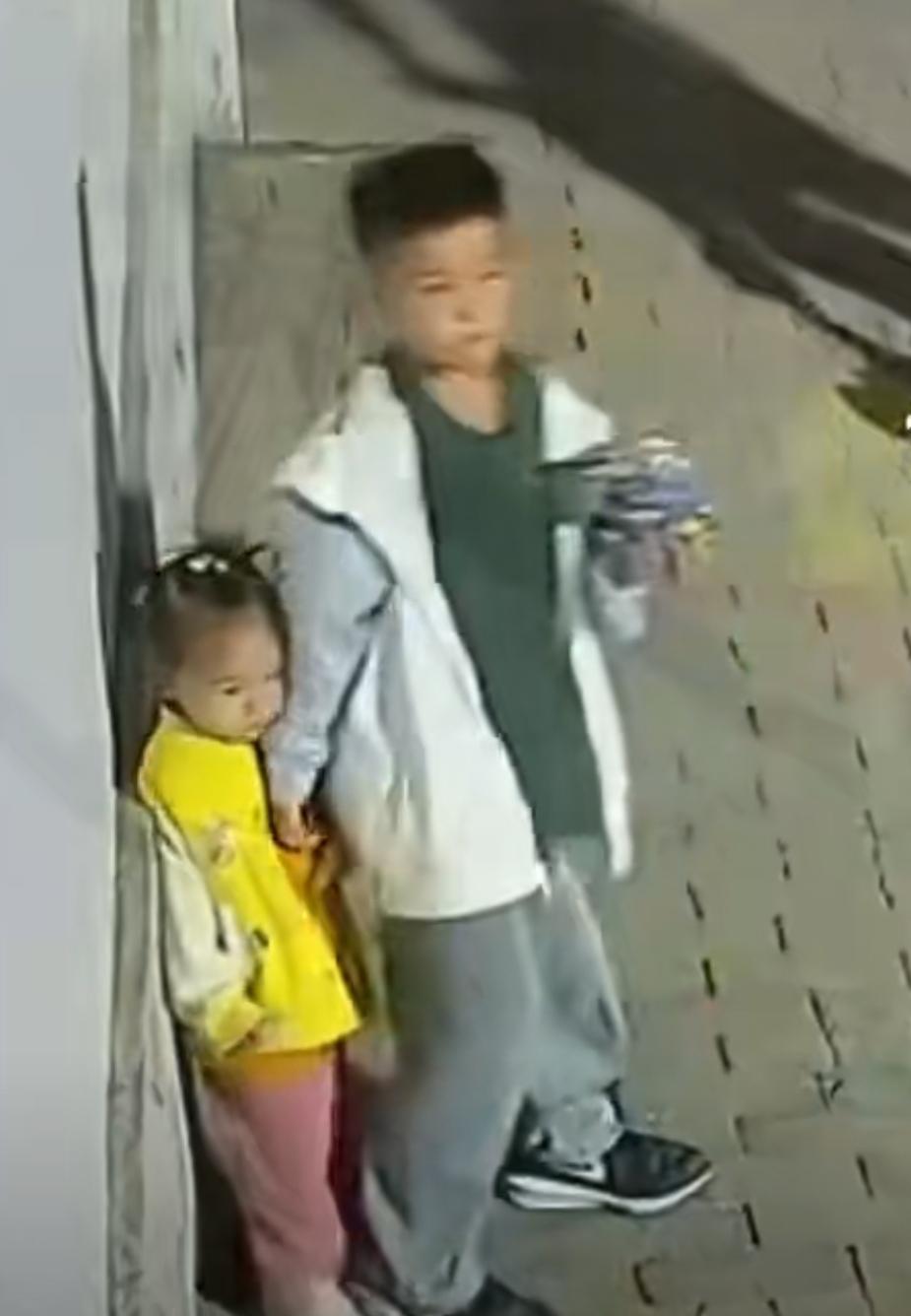 小小男子汉！8岁哥哥挺身守护妹妹
 
10月4日，山东滨州一段暖心视频走红网络，