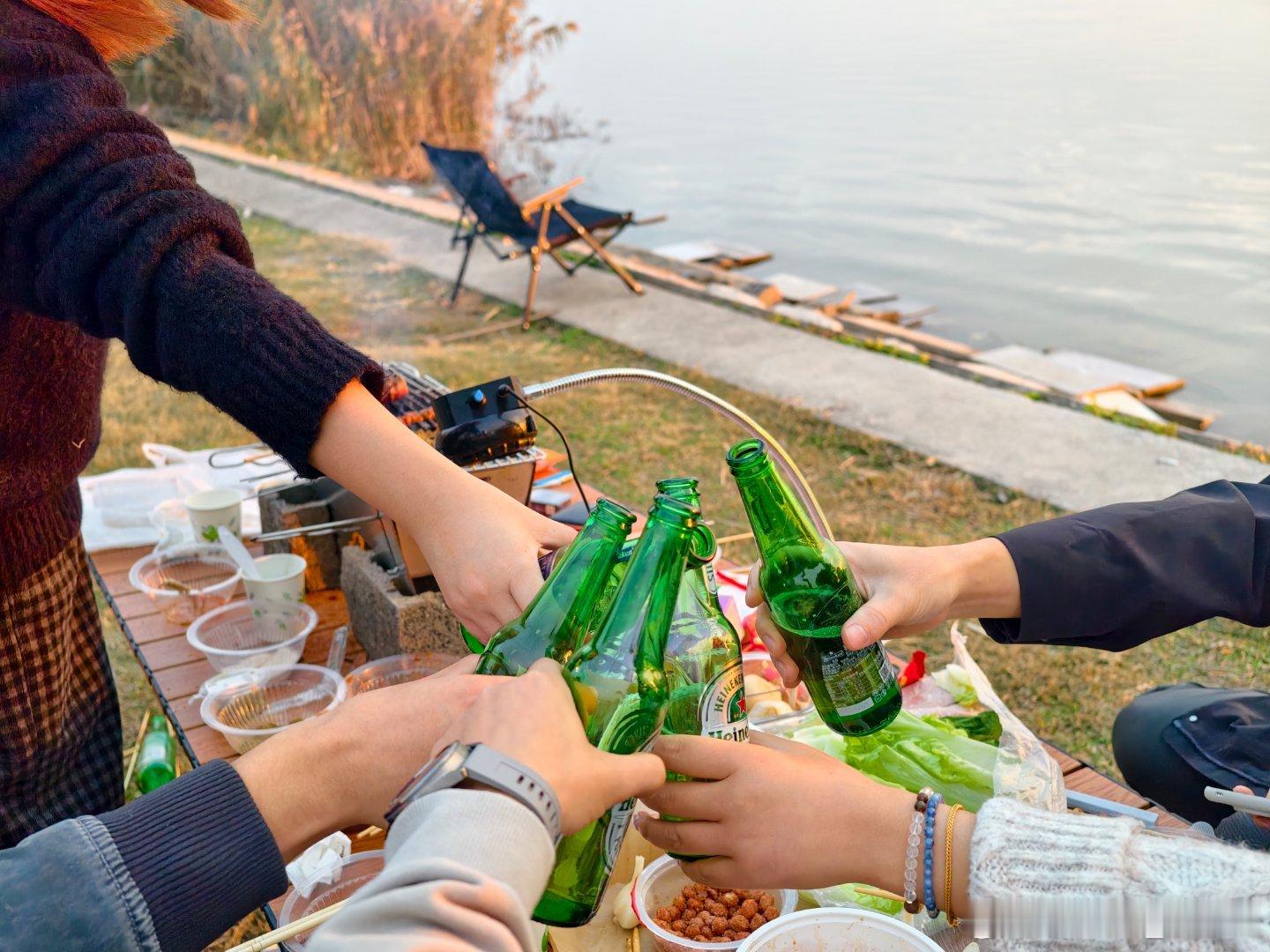 一个有点好看的周末和有趣的故事就像夕阳下山前的时刻有一缕划破云层的光照进了满是阴