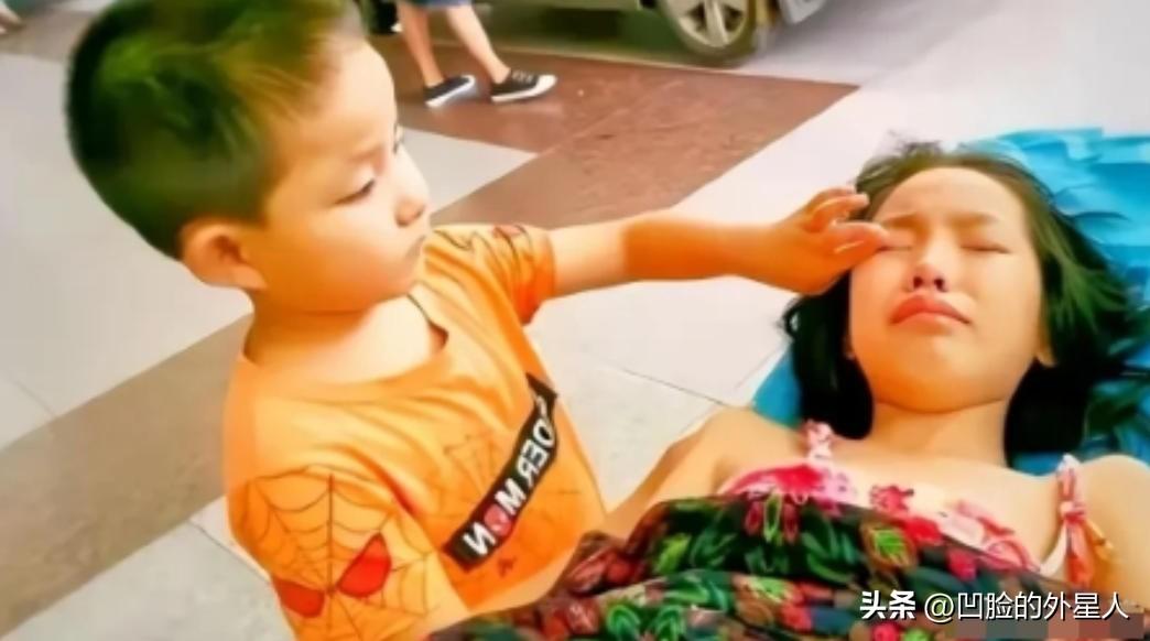 2017年，7岁小男孩独自推11岁姐姐去医院，医生问其父母，男孩低头眼泪夺眶而出