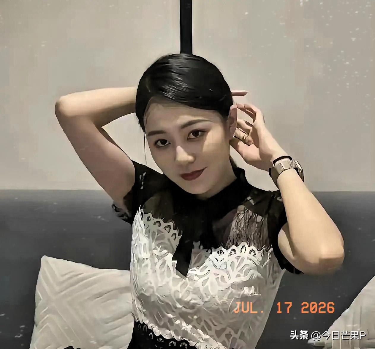 河南郑州出轨32岁销售的女行政，看起来颜值真的高，抬手顿足之间很有气质韵味，本以