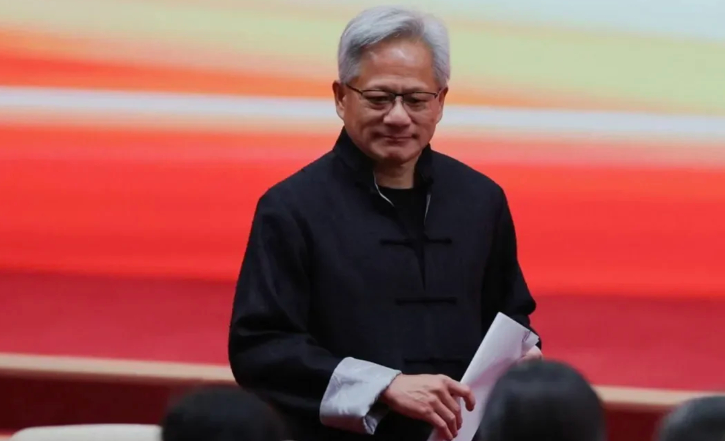 黄仁勋穿唐装亮相链博会 在这届链博会黄仁勋的整场演讲中，很多人关注他怎么夸中国供