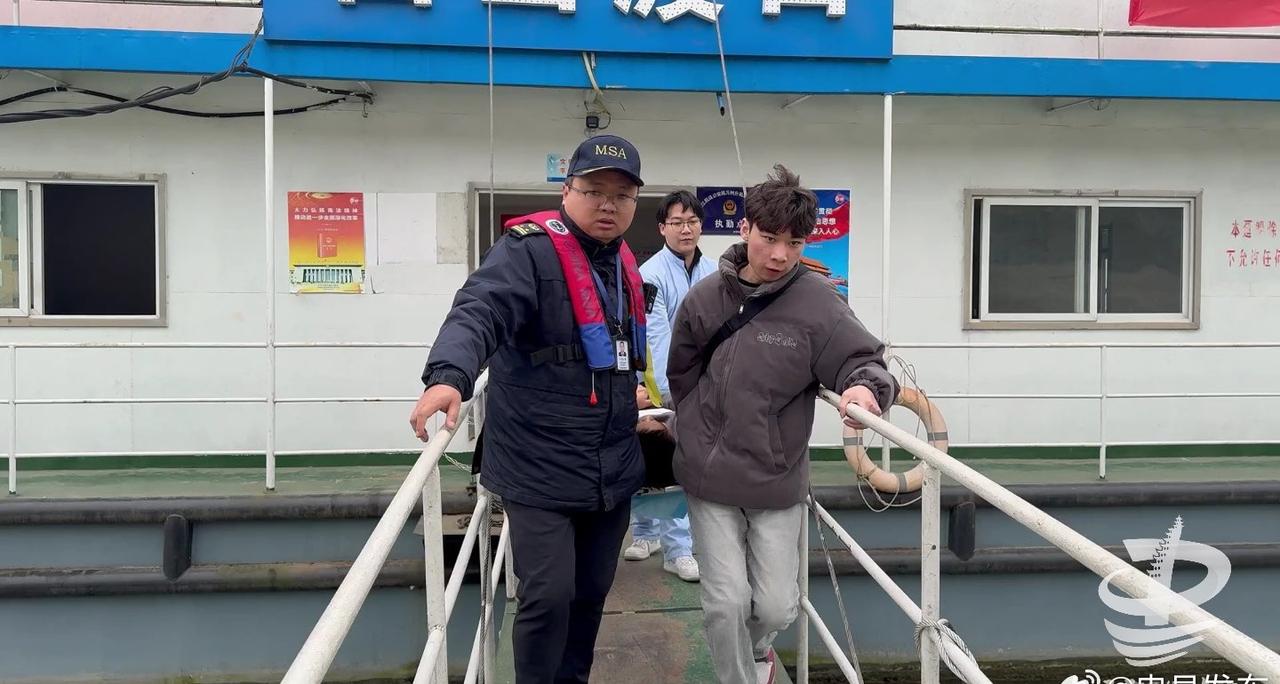 忠县：船员意外受伤致多处骨折 相关部门及时送医救助
2月12日，长江忠县段一名货