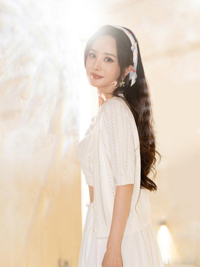 看得出杨幂是公主杨幂今天完全是公主杨幂白裙配发箍站在蛋糕和花海中间，这画面太唯美