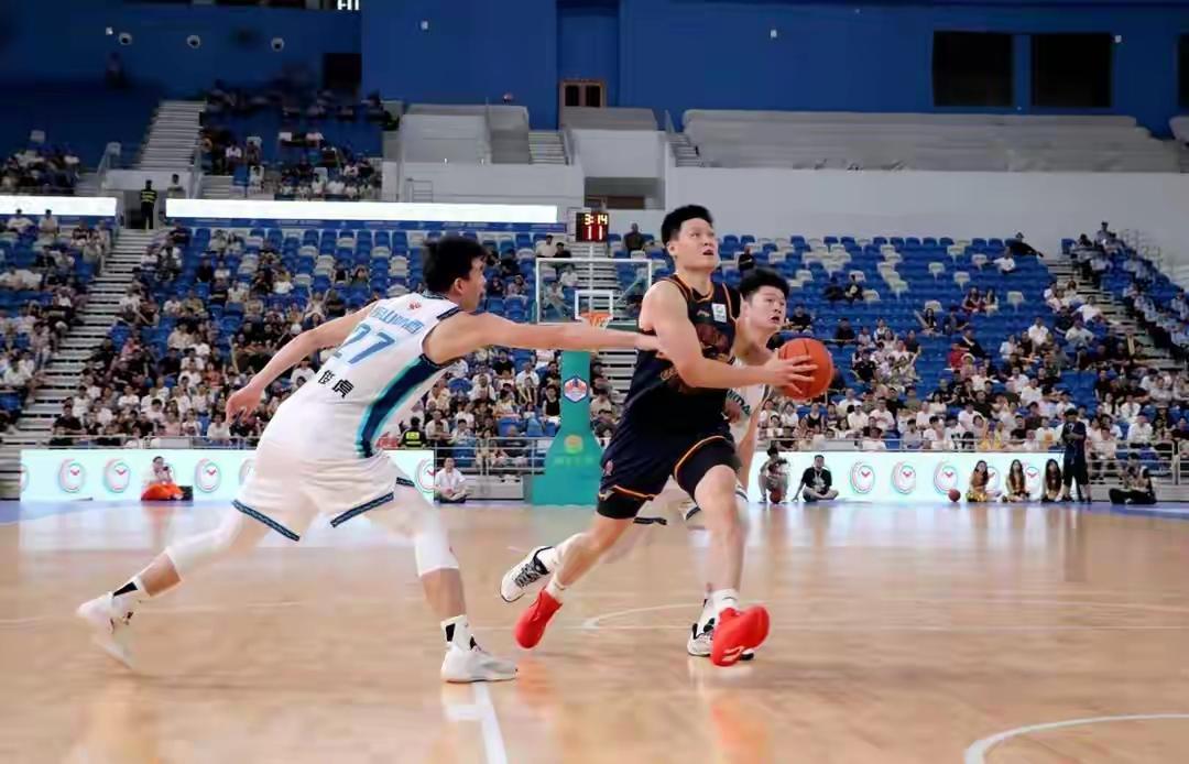 昨晚2026哈尔滨夏季篮球嘉年华在北国冰城〔哈尔滨国际会展中心亚东馆〕圆满结束。