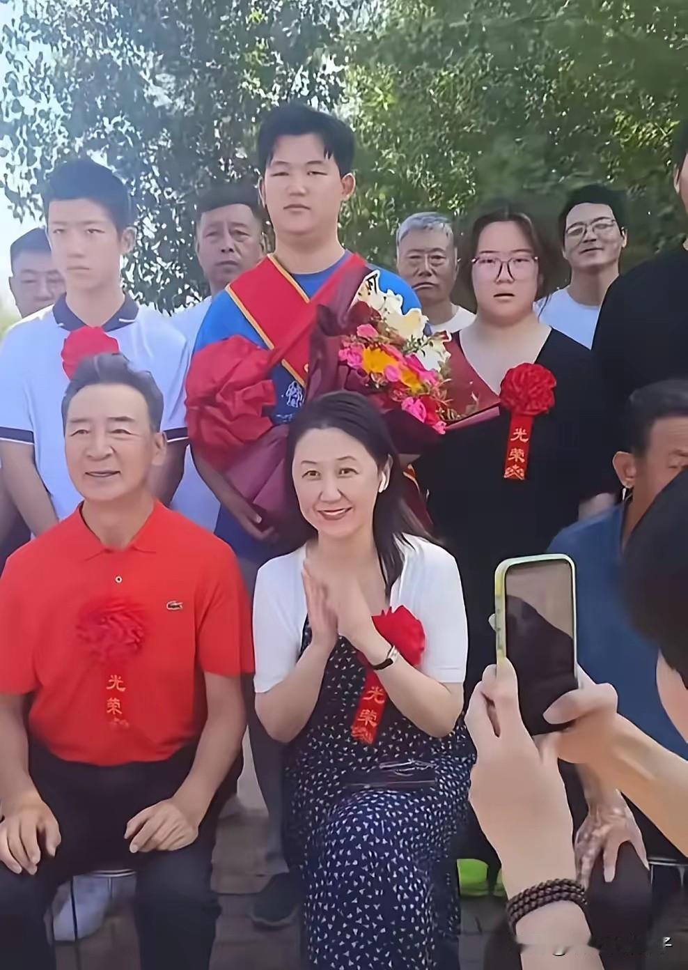 真是“祖坟冒青烟”了！寇振海全家高调庆学，看完学校我彻底懂了
 
最近刷到一条特