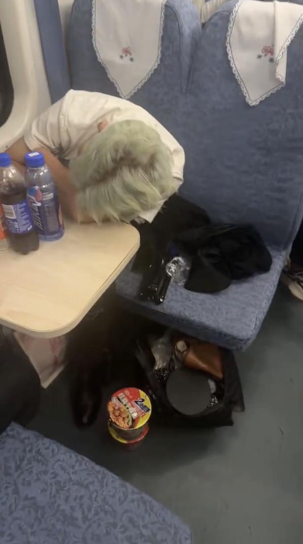 4条应援棒说发就发，回家却只坐最便宜的100块硬板，王扁他真的我哭死。
这次王源