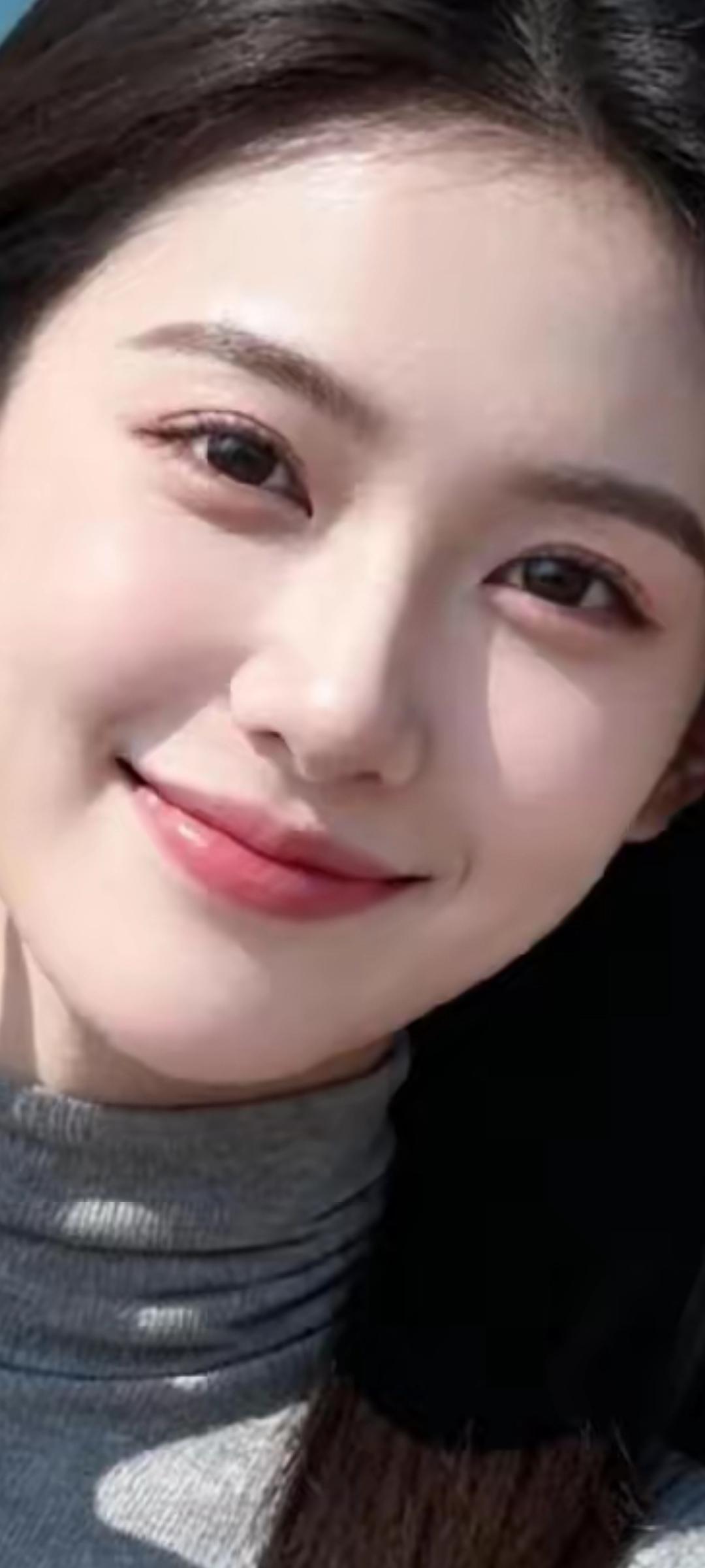 阳光下的微笑，温暖如春日阳光🌞😊