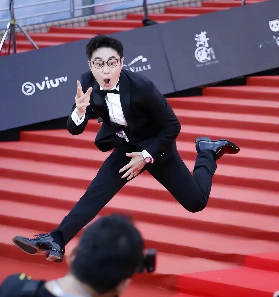 “快点，抓拍一下”！大鹏这个镜头抓拍的非常好！
#娱评大赏#