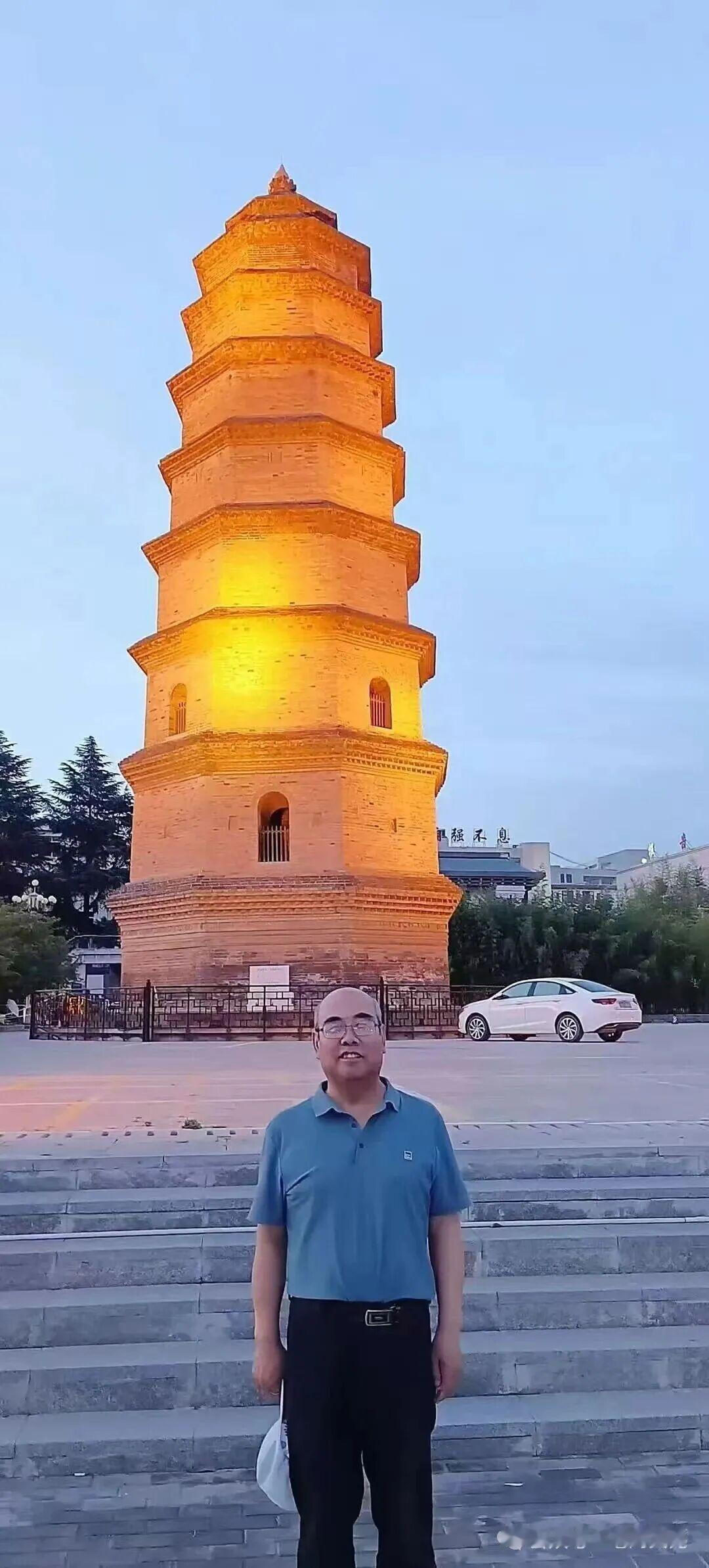 南撑高诗两首

老乡邻

鸡鸣天晓洗征尘，
俯首耘畴汗湿襟。
风霜几度容颜改，