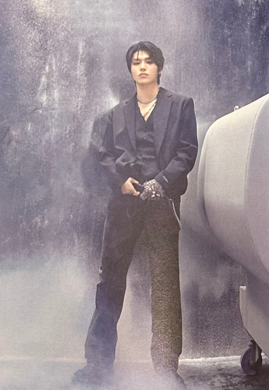小狗狗守护自己的皮带中 