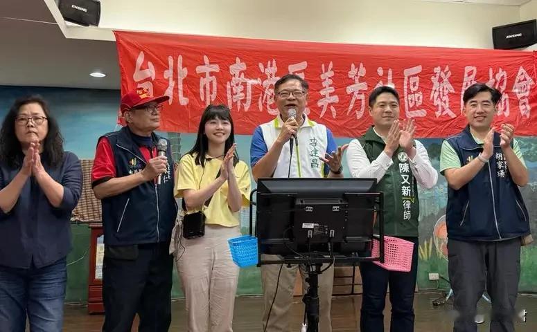 今（28）日台北市议员李建昌交棒给陈又新，高嘉瑜力拼港湖第四席