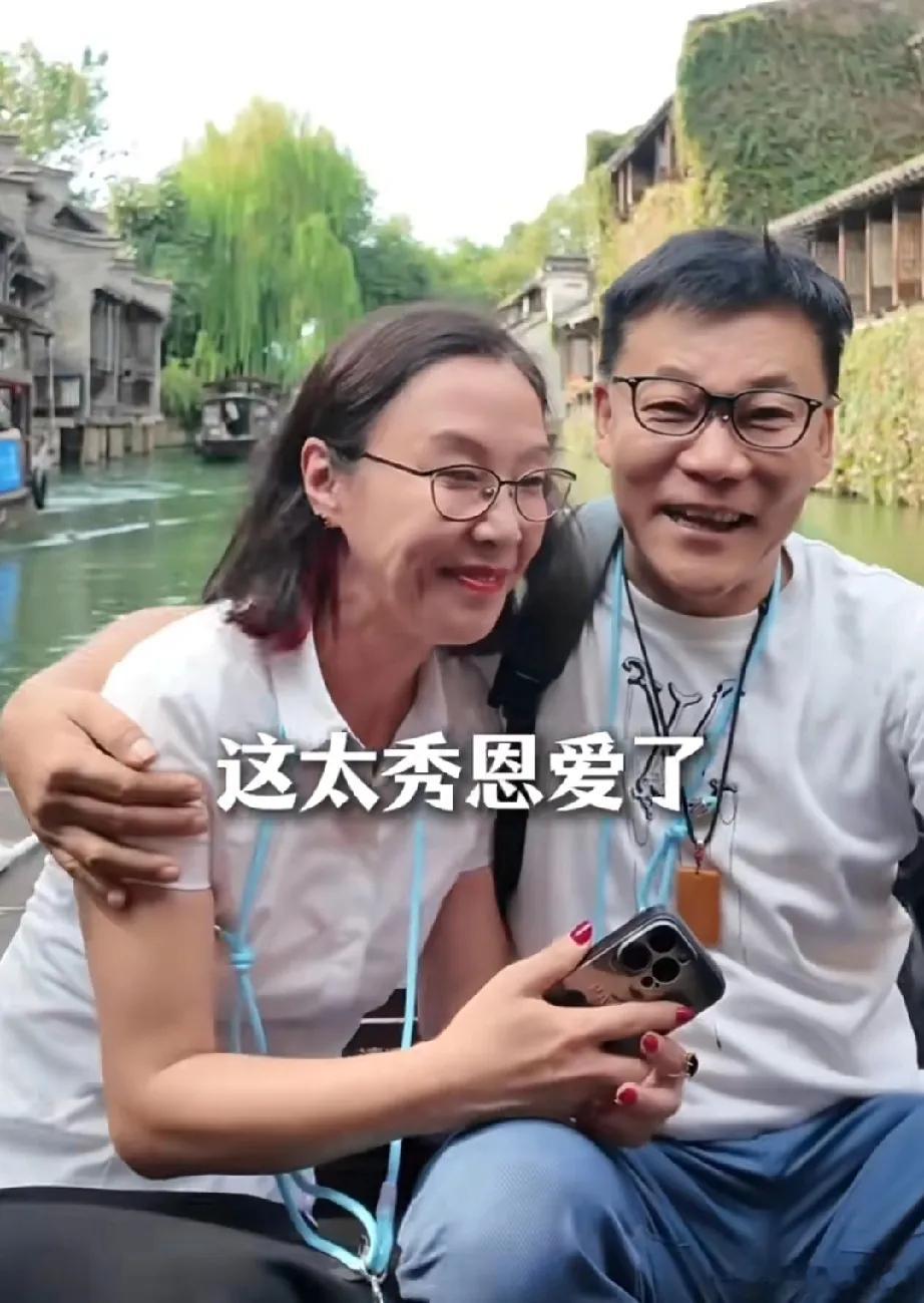 李国庆真的很爱白月光老婆张丹红。两人受邀参加乌镇戏剧节，坐在小河边喝茶吃点心，颇