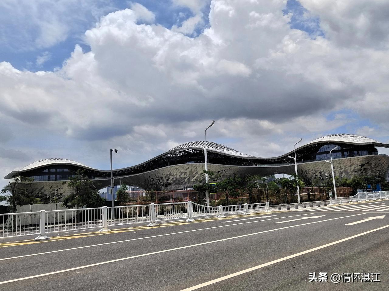 湛江城建形象之湛江文化中心，新的热门打卡地。 湛江城市风光