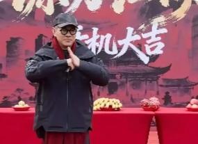 63岁的李连杰，继零片酬参演《镖人》后，又以零片酬现身短剧《源力江湖》，这位国际