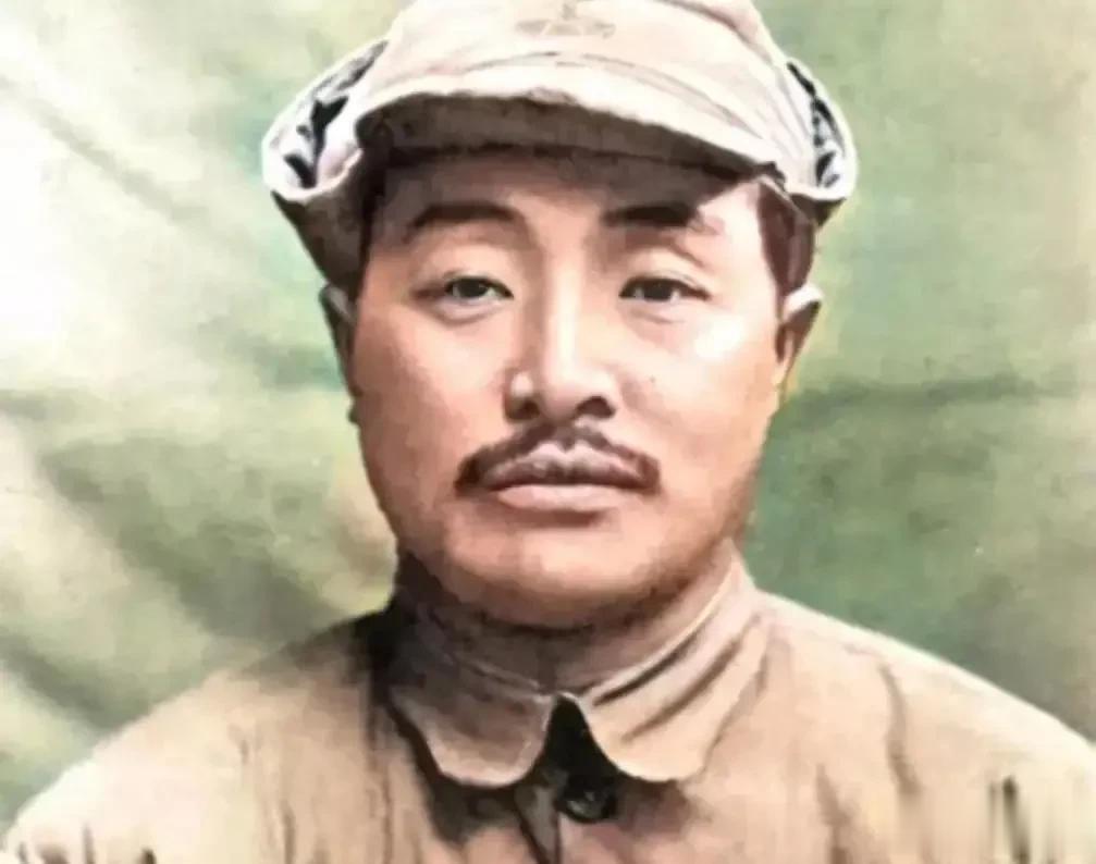 1923年，川军第九混成旅旅长贺龙挠头问道：“我走的路子对吗？”参谋长刘达五笑着