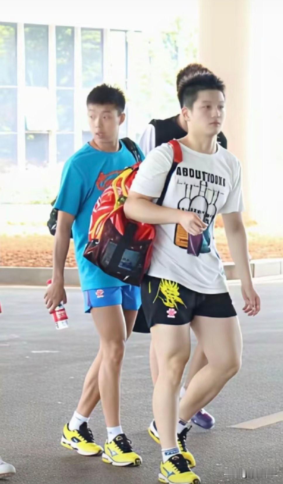 刚刚刷到一张没见过的幼年樊振东的照片。那时候的尹航都这么嫩，小胖不知道成年没有，