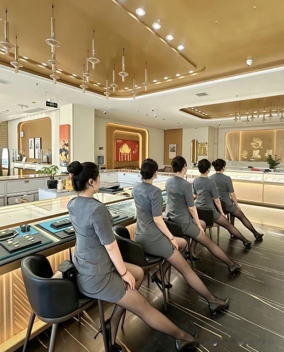 我老凤凰珠宝店，整齐地坐在柜台前等他们来挑选钟爱的珠宝啊。