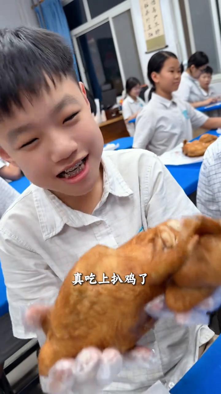 反击开始。
矫情的话不多说了，以后祝你们每天都大吉大利。开吃。真吃上扒鸡了，太香