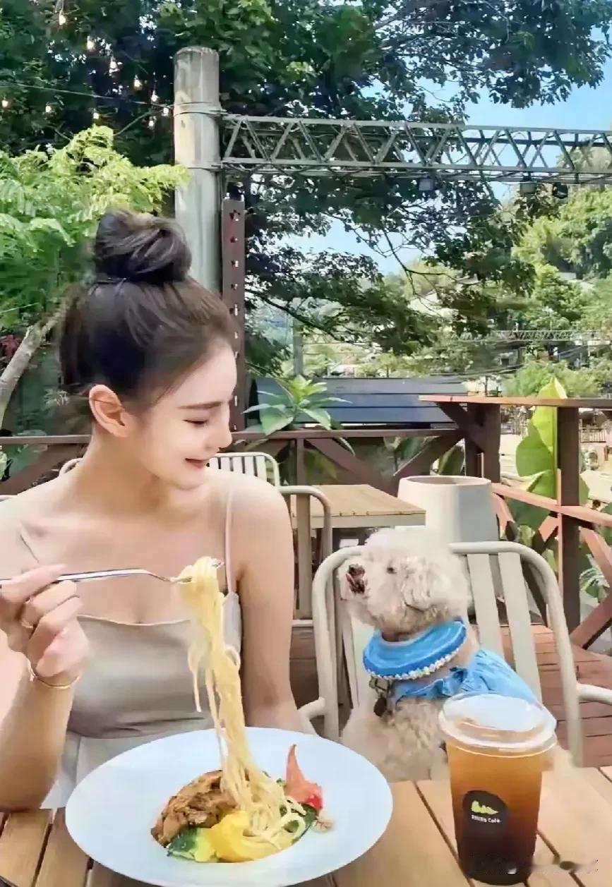 #万能生活指南#大曲线看到汪小菲马筱梅度蜜月，气得跳脚，打电话骂光头具俊晔。

