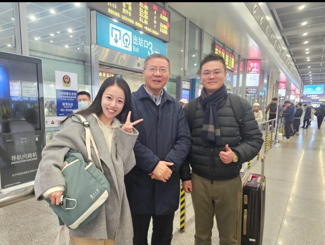 张维为教授与粉丝在高铁站合影。
粉丝在地铁站偶遇到张维为教授了，表达了自己想合影