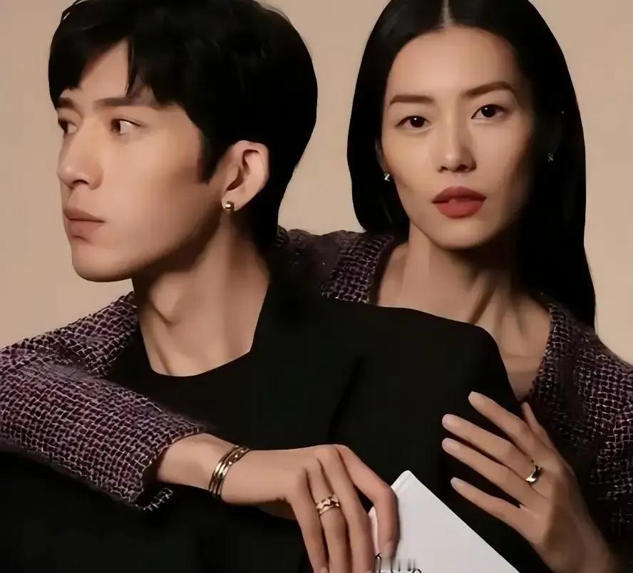 现在全网最尴尬的人，
估计就是刘雯了，
她怎么也没料到，井柏然与前女友倪妮的那段