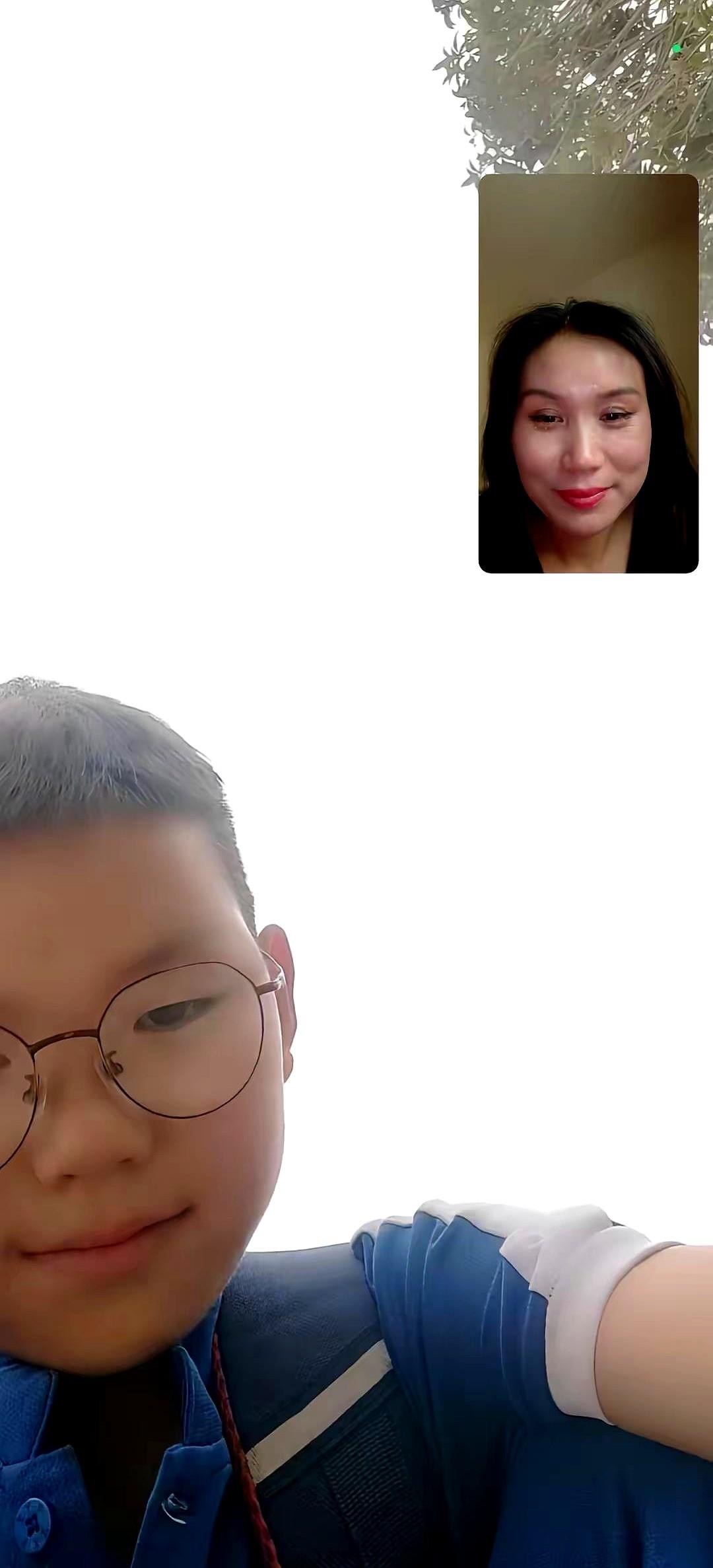 他有点想哭。
电话那头传来少林校区的口号声，孩子硬是把想家的念头咽下去，跟我细数