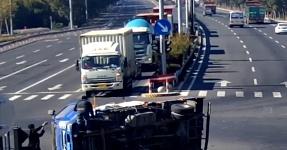 “一抬头，车就在眼前翻了，心里一紧。”近日，浙江海宁，等红灯的颜丙飞，看到侧翻货