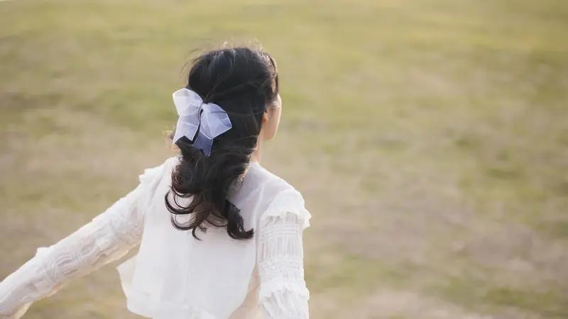 展示了一位女性在室内环境中自拍的场景。她穿着白色衬衫和黑色短裙，搭配红色蕾丝吊袜