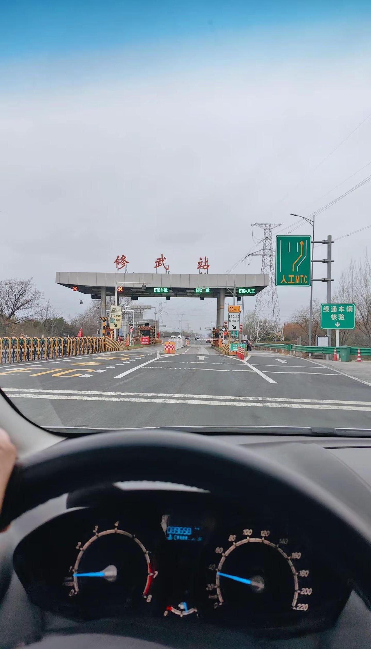 少小离家老大回，乡音无改鬓毛衰。儿童相见不相识，笑问客从何处来。高速 文明驾驶文