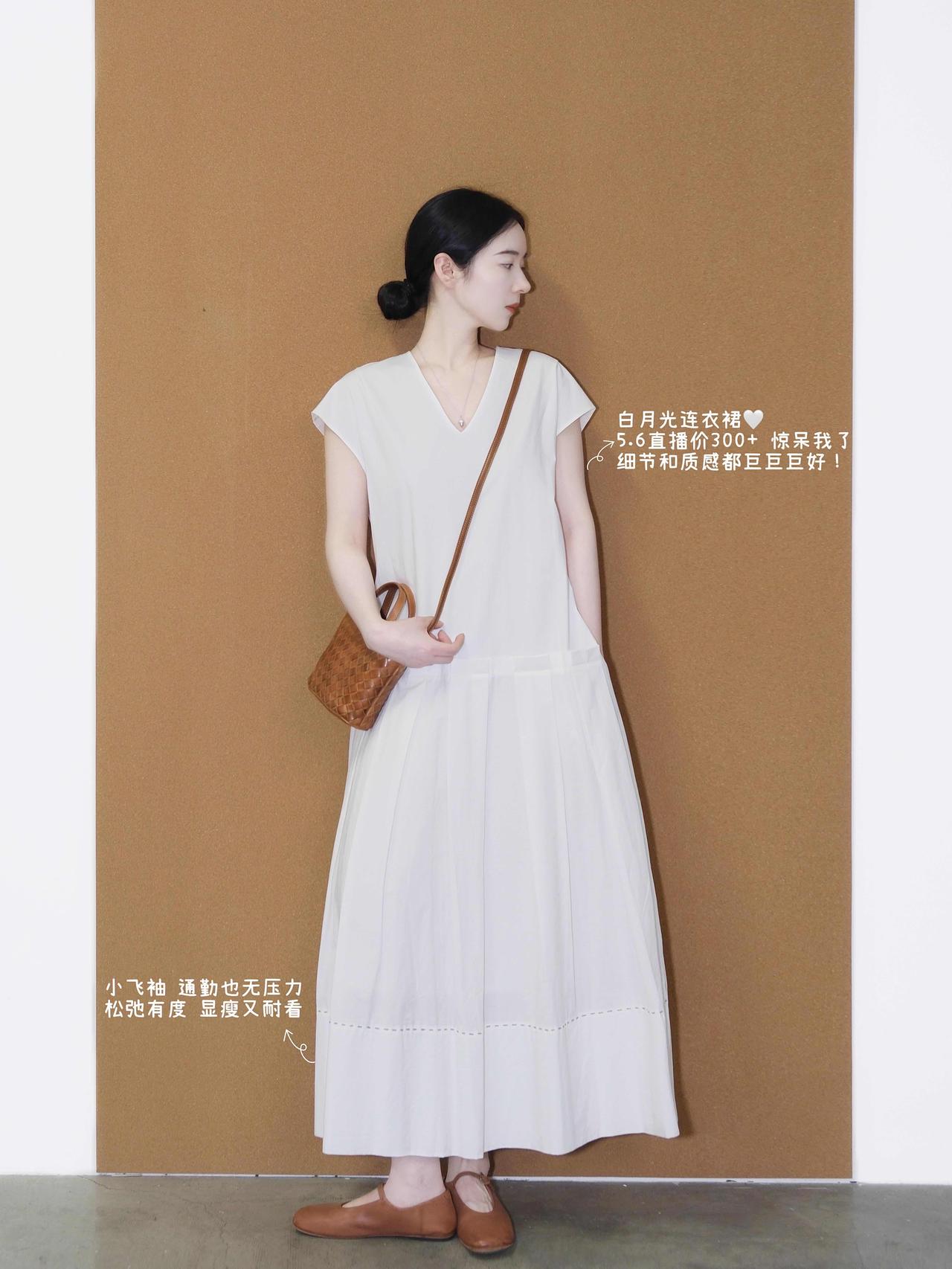 超实用的夏季穿搭灵感！
无论是温柔白月光连衣裙、清爽条纹套装，还是随
性的T恤花