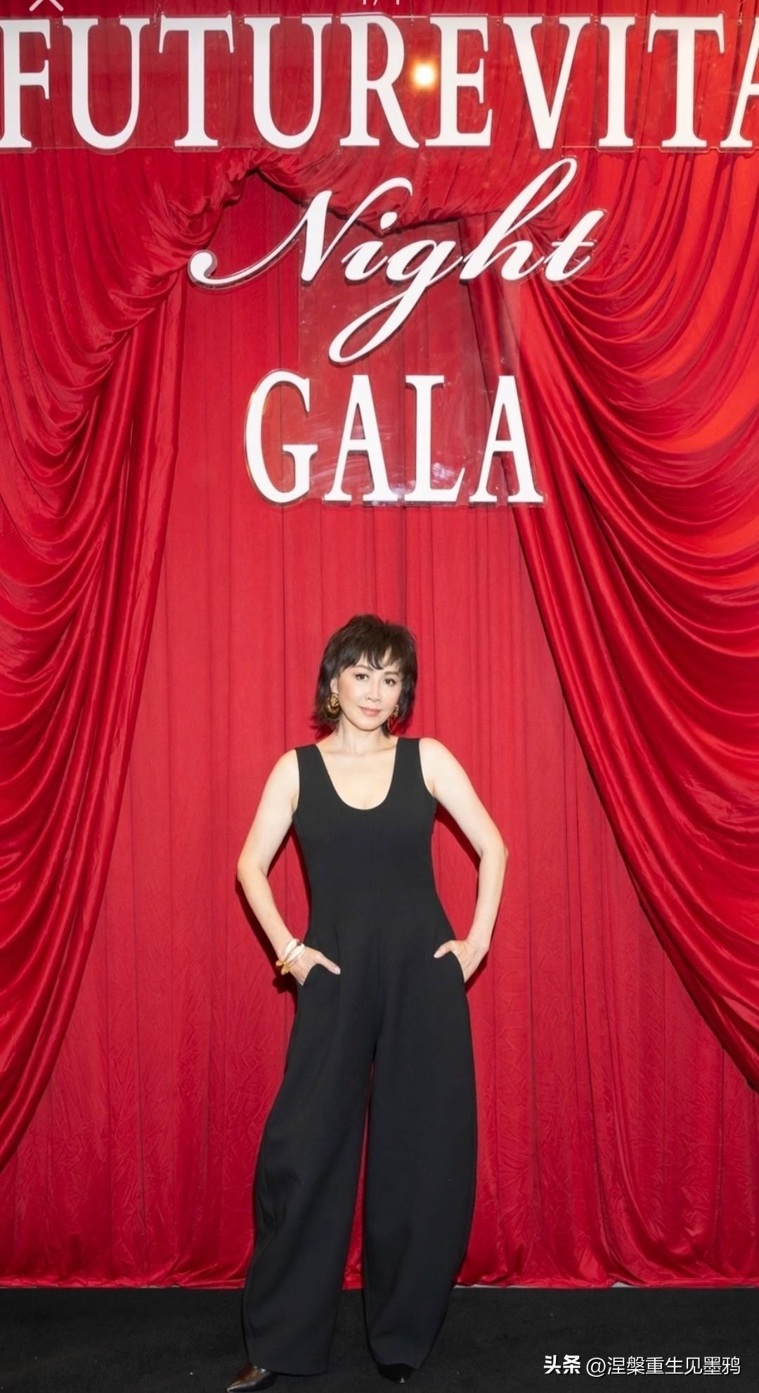 刘嘉玲出席晚宴的造型释出，一头利落蓬松的狗啃式超短发，恰到好处的层次修饰了饱满的