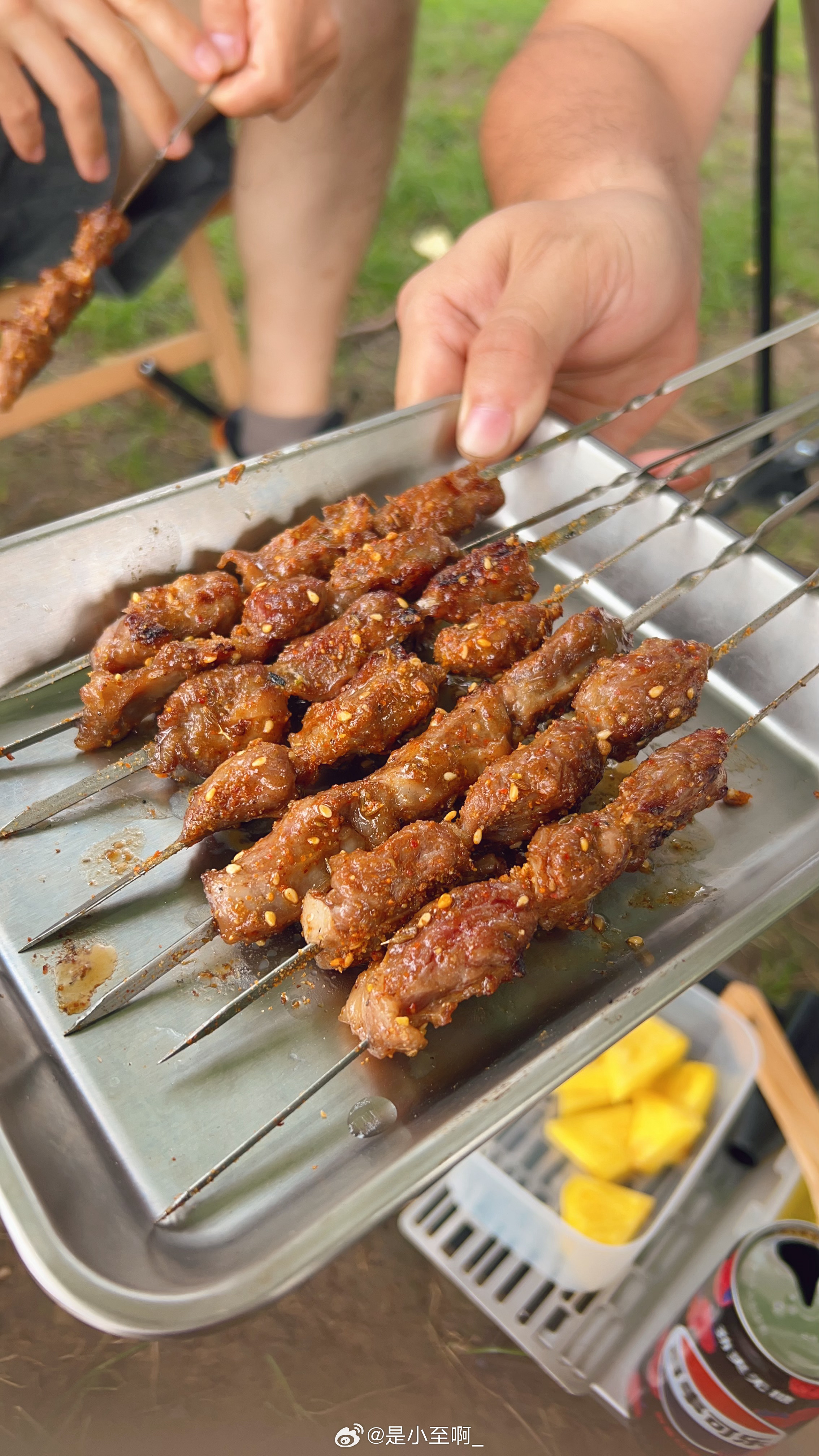 上周烧烤，买的东北较火的大油边，烤完一点也不好吃。没有脆皮，肉也不嫩。我还天真的