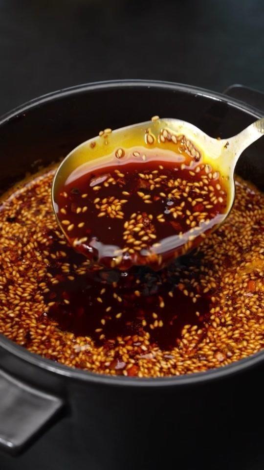 🌶️红油好不好吃，看红油。地道的四川红油辣子：用到威远的七星椒提辣，贵州的子弹
