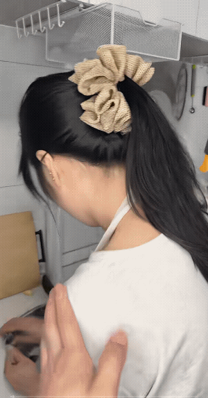 男子买个戒指想哄媳妇开心！媳妇正在忙着干活，连老公打招呼也爱理不理的。当看到老公
