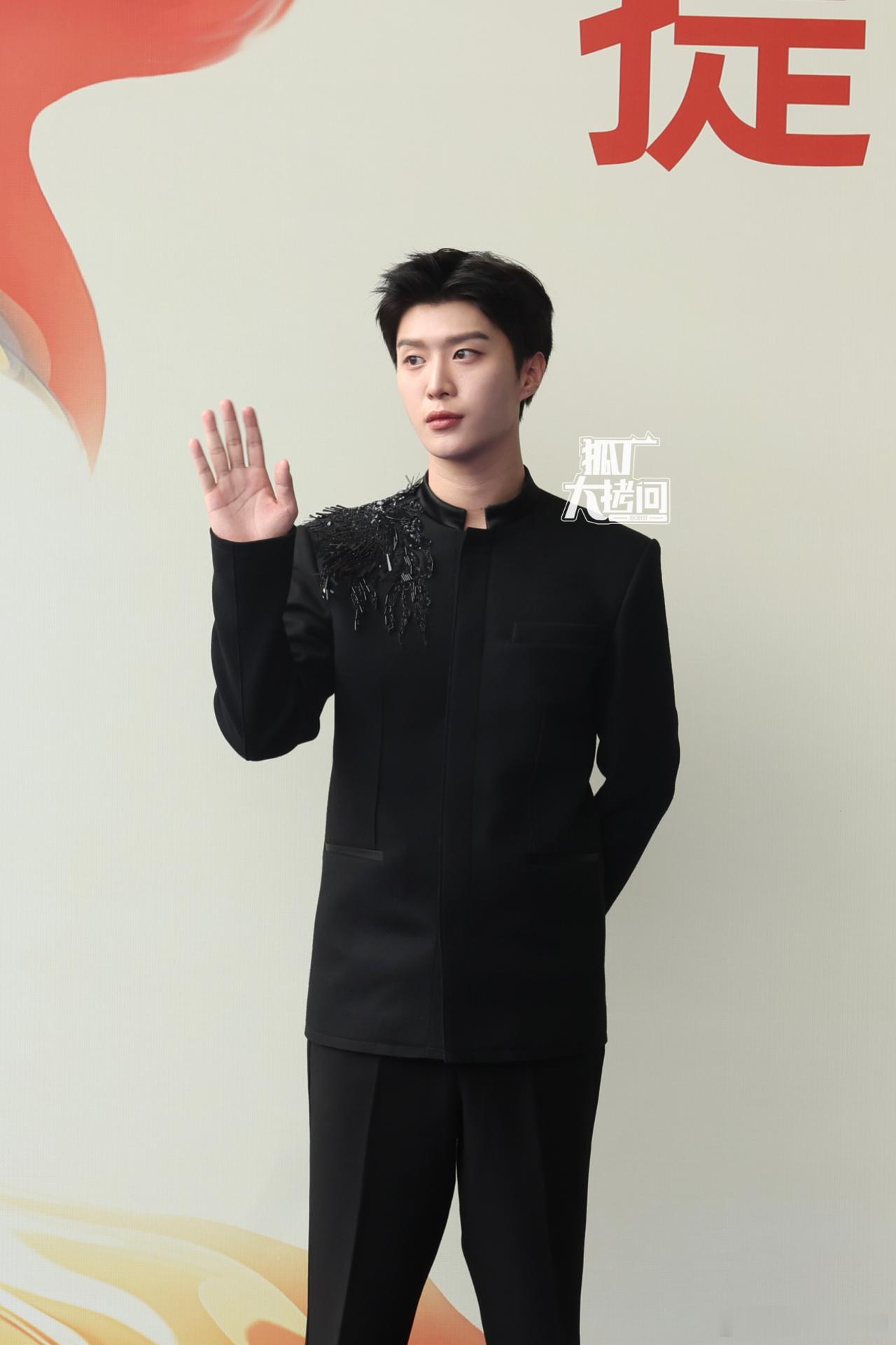 范丞丞   in   JASON WU CUSTOM来自本届金鸡奖提名表彰仪式的