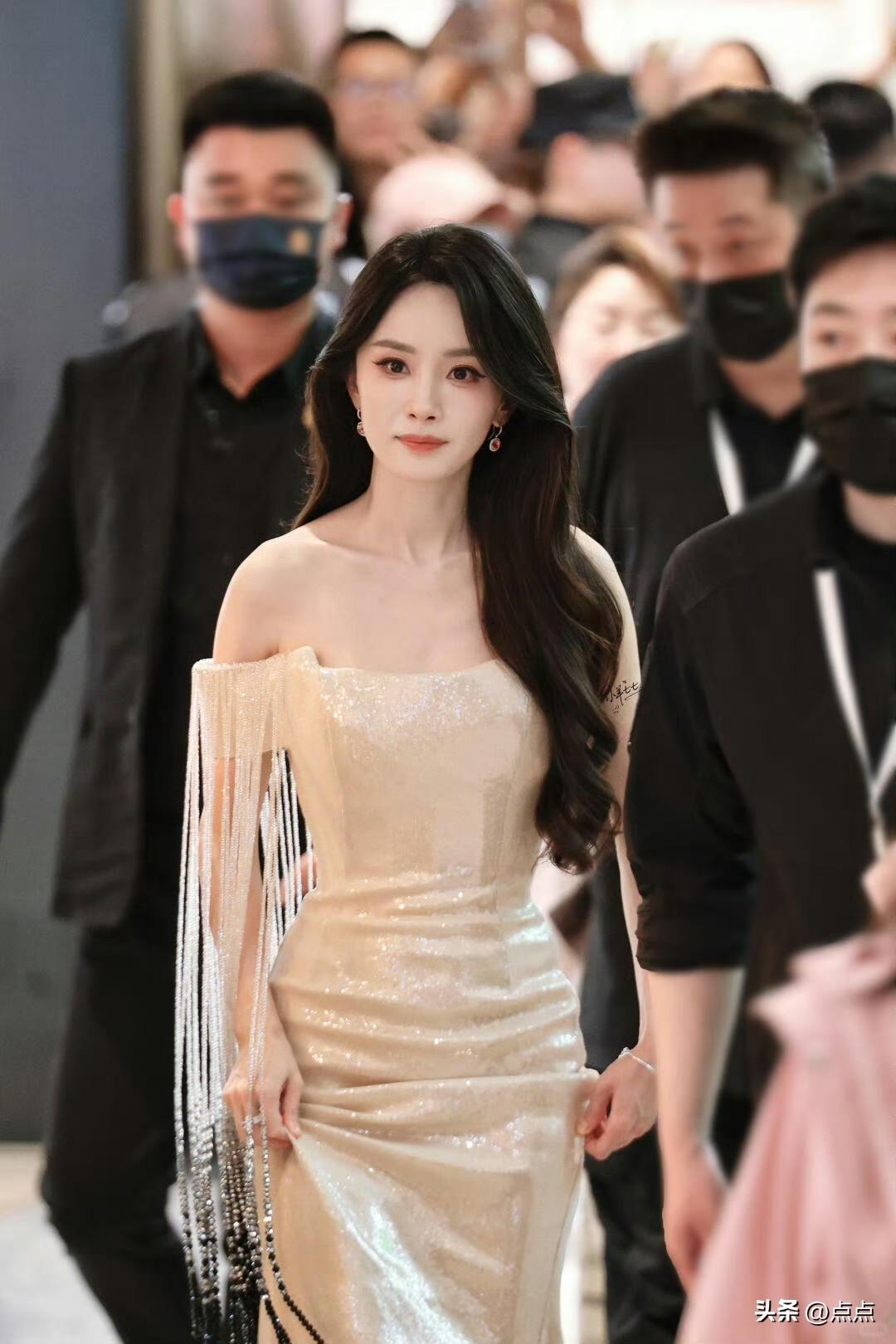 杨幂头纱生图直出太绝了！路人随手拍的生图，状态好到不讲理，连发两遍“真的很美”都