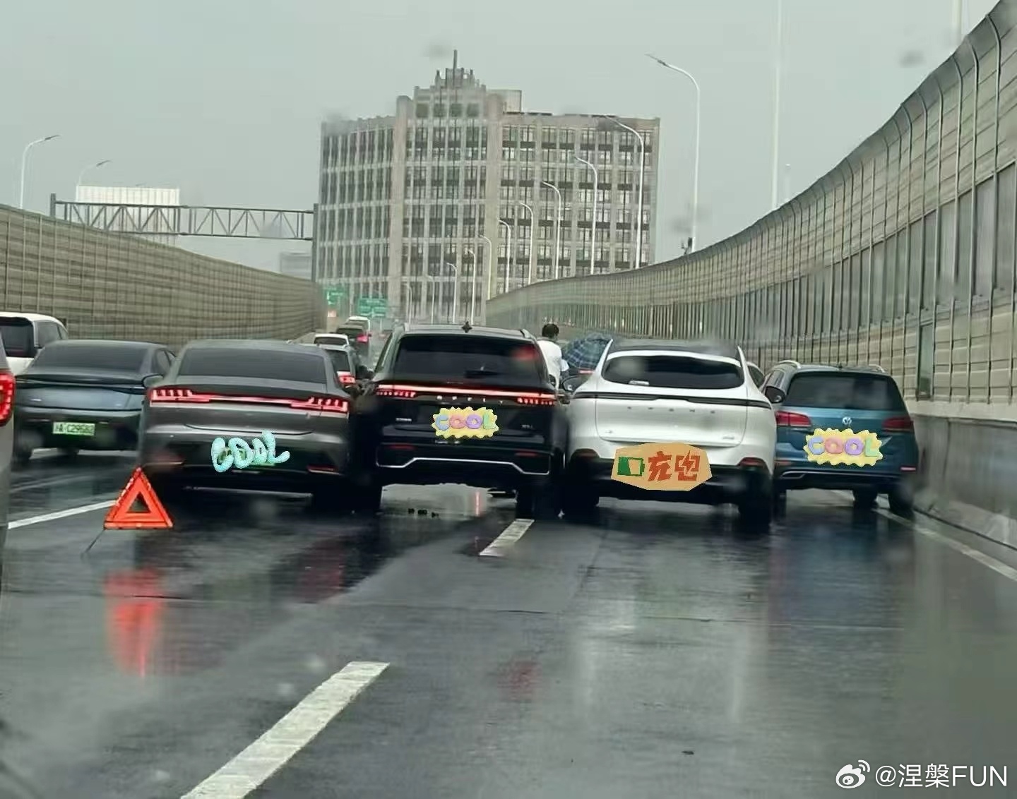 现在高架路上这么挤？