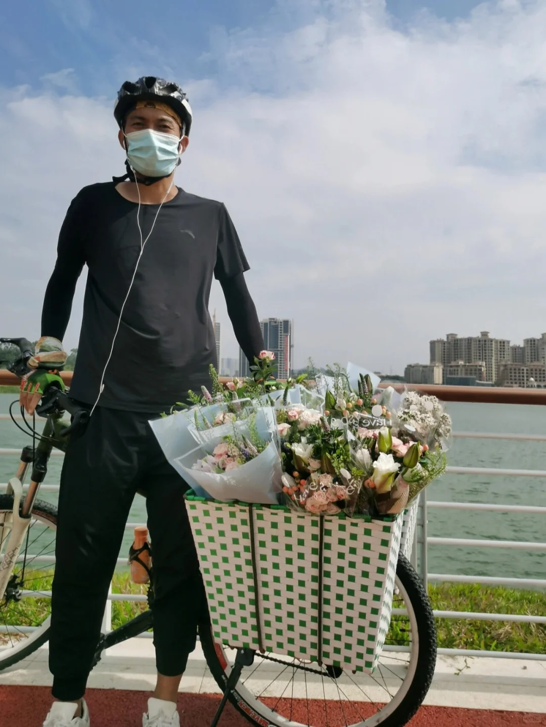 从骑行卖花，到自媒体博主
