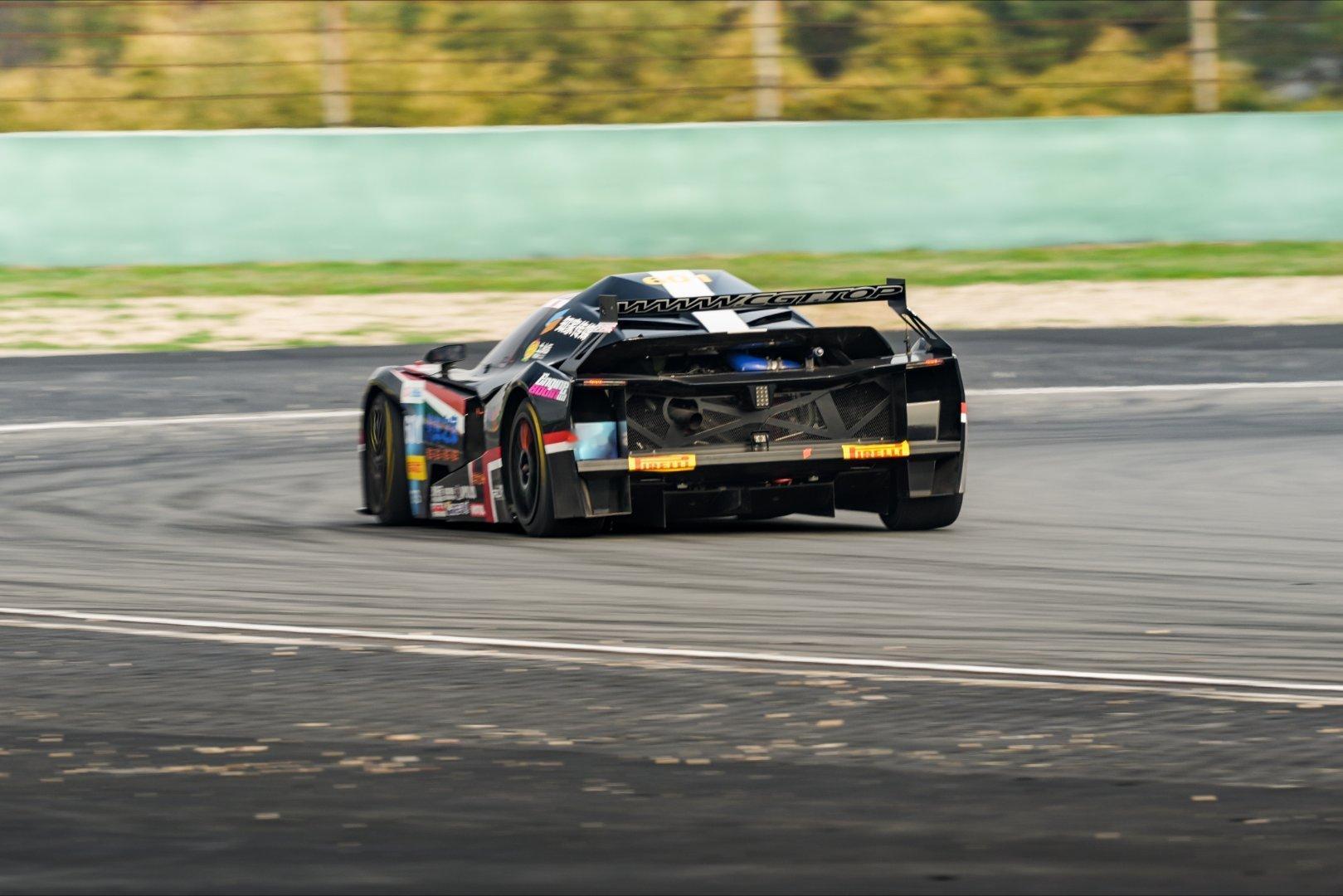 China GT中国超级跑车锦标赛R1顺利完事，遭遇了小小的机械故障，解决后奋起